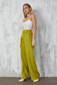 Ένα μοντέλο χονδρικής πώλησης ρούχων φοράει fan10300-green-atlas-fabric-palazzo-trousers, τούρκικο Παντελόνι χονδρικής πώλησης από First Angels