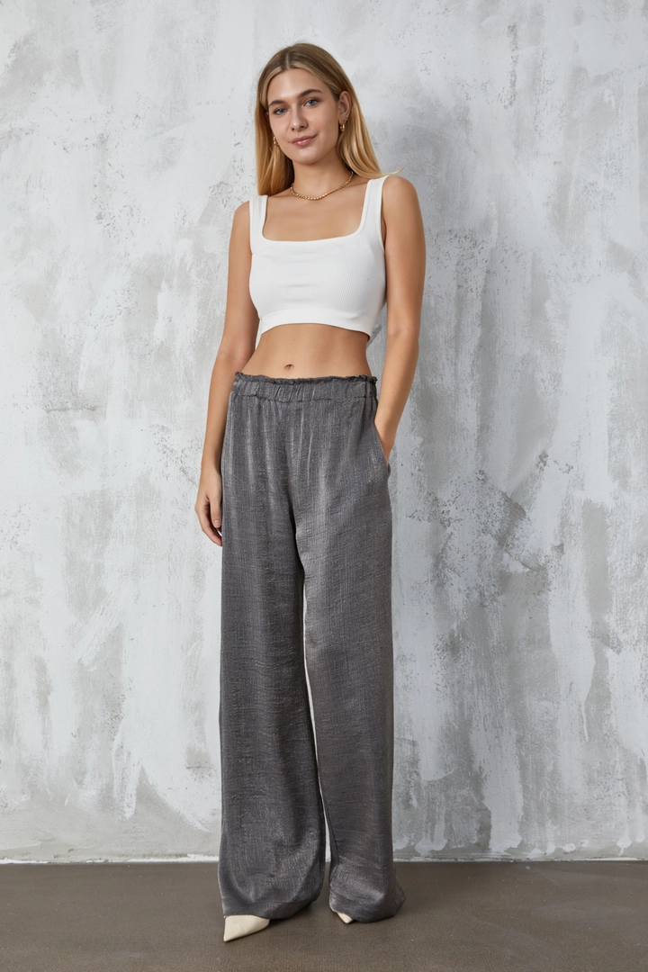A wholesale clothing model wears fan10308-anthracite-crinkle-lurex-loose-cut-trousers, Turkish wholesale Pants of First Angels