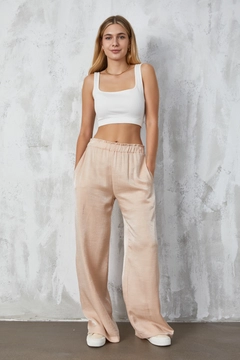 Bir model, First Angels toptan giyim markasının fan10310-stone-crinkle-glitter-loose-cut-trousers toptan Pantolon ürününü sergiliyor.