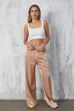 Ein Bekleidungsmodell aus dem Großhandel trägt fan10311-mink-crinkle-lurex-loose-cut-trousers, türkischer Großhandel Hose von First Angels