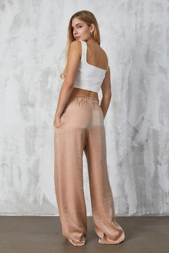 Ένα μοντέλο χονδρικής πώλησης ρούχων φοράει fan10311-mink-crinkle-lurex-loose-cut-trousers, τούρκικο Παντελόνι χονδρικής πώλησης από First Angels
