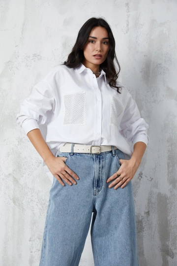 Модель оптовой продажи одежды носит  Белая Рубашка С Карманами
, турецкий оптовый товар Рубашка от First Angels.