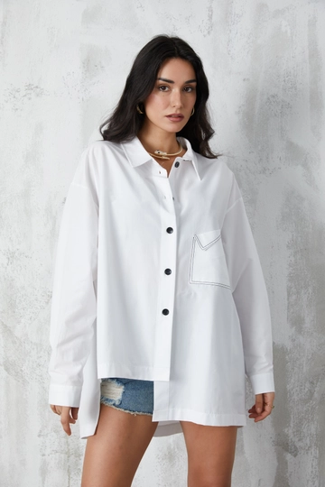 Ένα μοντέλο χονδρικής πώλησης ρούχων φοράει  Πουκάμισο Από Ποπλίνα Με Ασύμμετρο Πλατύ Κόψιμο Με Λευκό Περίγραμμα
, τούρκικο Πουκάμισο χονδρικής πώλησης από First Angels