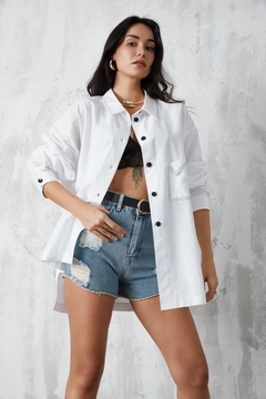 A wholesale clothing model wears fan10369-white-contour-stitched-asymmetrical-wide-cut-poplin-shirt, Turkish wholesale Shirt of First Angels