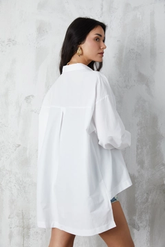 A wholesale clothing model wears fan10369-white-contour-stitched-asymmetrical-wide-cut-poplin-shirt, Turkish wholesale Shirt of First Angels