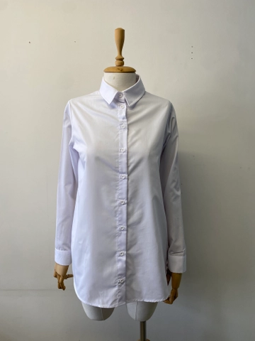 Una modella di abbigliamento all'ingrosso indossa  Camicia basic con colletto da uomo bianca
, vendita all'ingrosso turca di Camicia di First Angels