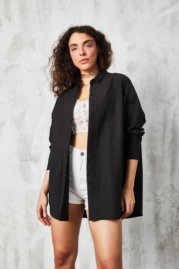 A wholesale clothing model wears  Black Oversize Poplin Shirt
, Turkish wholesale Shirt of First Angels