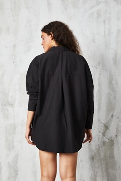 A wholesale clothing model wears fan10382-black-oversize-poplin-shirt, Turkish wholesale Shirt of First Angels