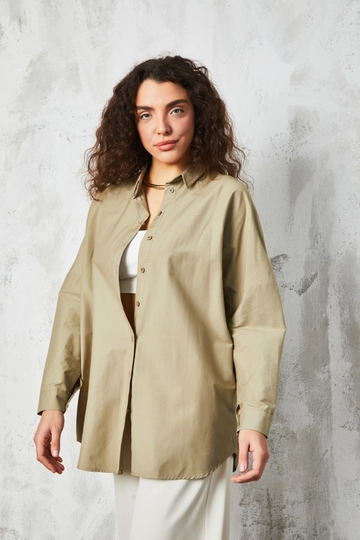 A wholesale clothing model wears  Khaki Oversize Poplin Shirt
, Turkish wholesale Shirt of First Angels
