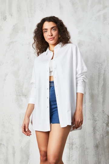 A wholesale clothing model wears  White Oversize Poplin Shirt
, Turkish wholesale Shirt of First Angels