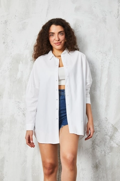 A wholesale clothing model wears fan10385-white-oversize-poplin-shirt, Turkish wholesale Shirt of First Angels
