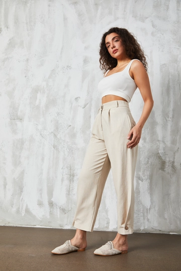 A wholesale clothing model wears  Natur Button Detailed Linen Trousers
, Turkish wholesale Pants of First Angels