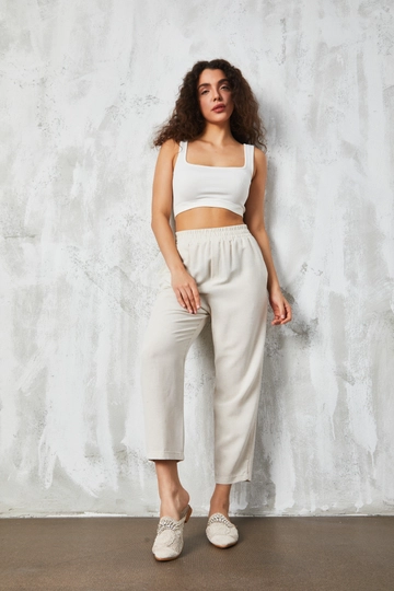 Ένα μοντέλο χονδρικής πώλησης ρούχων φοράει  Παντελόνι Από Λινό Ελαστικό Natur Basic
, τούρκικο Παντελόνι χονδρικής πώλησης από First Angels