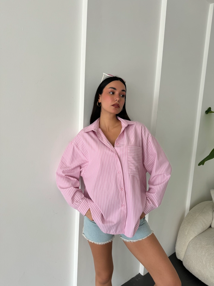 A wholesale clothing model wears fan10474-pink-and-white-striped-oversize-pocket-shirt-27135, Turkish wholesale Shirt of First Angels