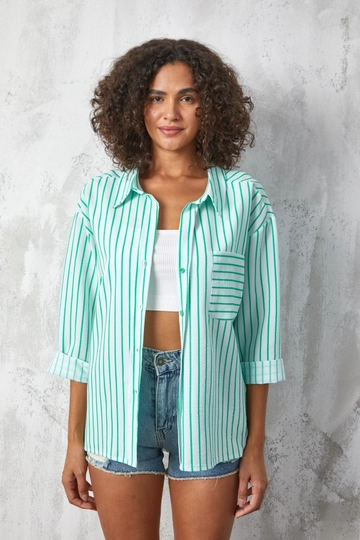 A wholesale clothing model wears  Green Striped Printed Oversize Pocket Shirt
, Turkish wholesale Shirt of First Angels
