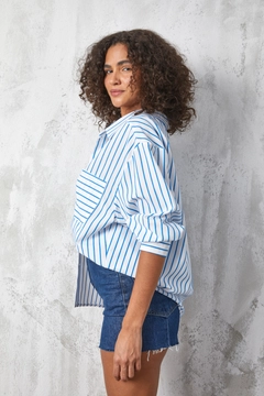 A wholesale clothing model wears fan10491-saks-striped-printed-oversize-pocket-shirt, Turkish wholesale Shirt of First Angels