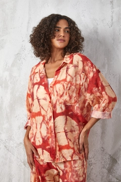 A wholesale clothing model wears fan10495-brick-mango-fabric-patterned-oversize-shirt, Turkish wholesale Shirt of First Angels