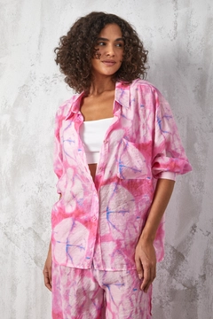 A wholesale clothing model wears fan10497-pink-mango-fabric-patterned-oversize-shirt, Turkish wholesale Shirt of First Angels