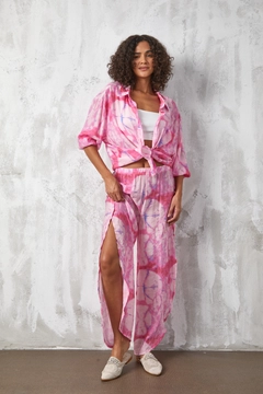 A wholesale clothing model wears fan10497-pink-mango-fabric-patterned-oversize-shirt, Turkish wholesale Shirt of First Angels