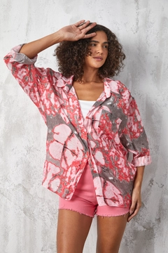 A wholesale clothing model wears fan10498-red-mango-fabric-patterned-oversize-shirt, Turkish wholesale Shirt of First Angels