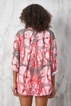 A wholesale clothing model wears fan10498-red-mango-fabric-patterned-oversize-shirt, Turkish wholesale Shirt of First Angels