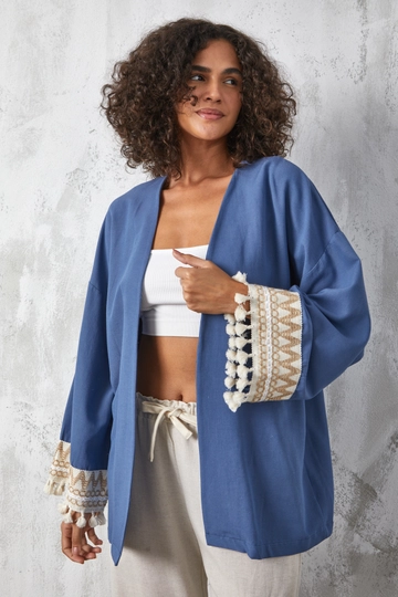 Bir model, First Angels toptan giyim markasının  İndigo Aksesuarlı Keten Kimono Kap
 toptan Kimono ürününü sergiliyor.