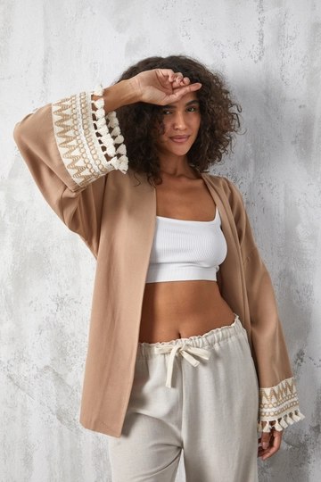 Bir model, First Angels toptan giyim markasının  Camel Aksesuarlı Keten Kimono Kap
 toptan Kimono ürününü sergiliyor.