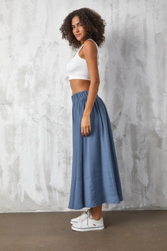Una modelo de ropa al por mayor lleva fan10544-indigo-modal-skirt, Falda turco al por mayor de First Angels