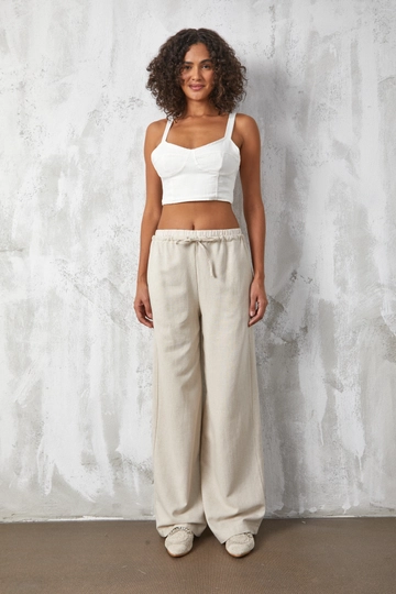 Ein Bekleidungsmodell aus dem Großhandel trägt  Natur-Gürtel-verzierte Hose
, türkischer Großhandel Hose von First Angels