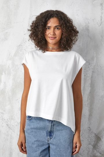 Ein Bekleidungsmodell aus dem Großhandel trägt  Weiße  Asymmetrisch Geschnittene Bluse Mit Spitzendetail
, türkischer Großhandel Bluse von First Angels