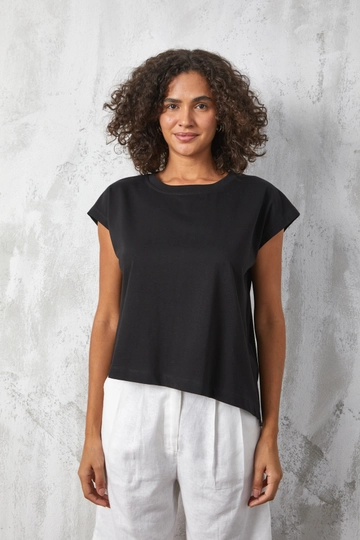 Ein Bekleidungsmodell aus dem Großhandel trägt  Schwarze  Asymmetrisch Geschnittene Bluse Mit Spitzendetail
, türkischer Großhandel Bluse von First Angels