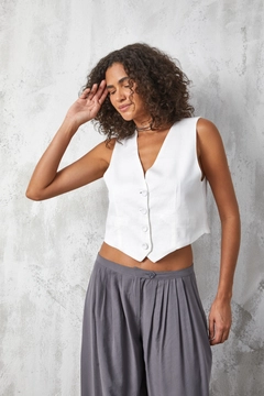 Een kledingmodel uit de groothandel draagt fan10580-white-linen-vest, Turkse groothandel Vest van First Angels