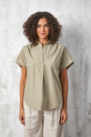 Ein Bekleidungsmodell aus dem Großhandel trägt  Khakifarbenes Kurzarm-Popeline-Oversize-Hemd
, türkischer Großhandel  von First Angels