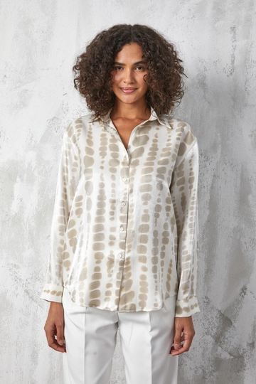 Ein Bekleidungsmodell aus dem Großhandel trägt  Gemustertes Hemd Aus Glänzendem Nerzstoff
, türkischer Großhandel Hemd von First Angels