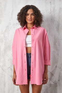 A wholesale clothing model wears fan10507-pink-oversize-poplin-shirt, Turkish wholesale Shirt of First Angels