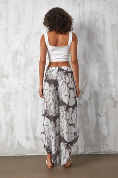 A wholesale clothing model wears fan10508-black-mango-fabric-patterned-pareo-trousers, Turkish wholesale Pants of First Angels