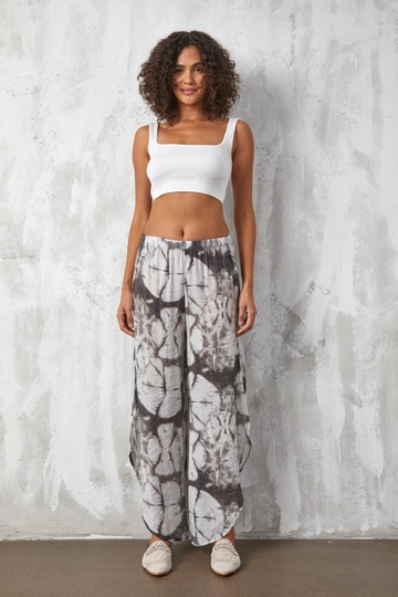 A wholesale clothing model wears  Black Mango Fabric Patterned Pareo Trousers
, Turkish wholesale Pants of First Angels