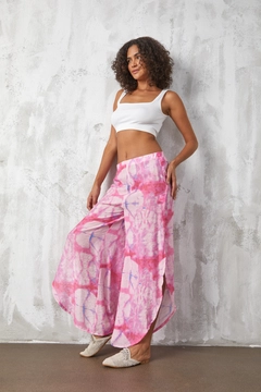 Hurtowa modelka nosi fan10509-pink-mango-fabric-patterned-pareo-trousers, turecka hurtownia Spodnie firmy First Angels
