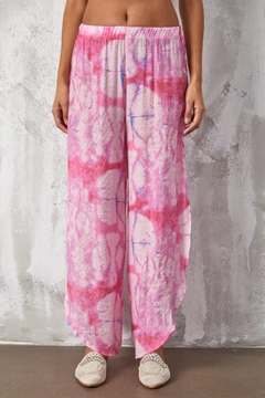 A wholesale clothing model wears fan10509-pink-mango-fabric-patterned-pareo-trousers, Turkish wholesale Pants of First Angels