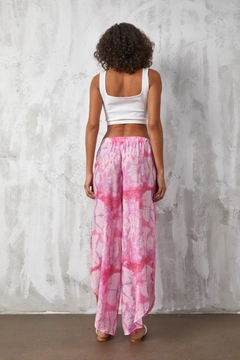 A wholesale clothing model wears fan10509-pink-mango-fabric-patterned-pareo-trousers, Turkish wholesale Pants of First Angels