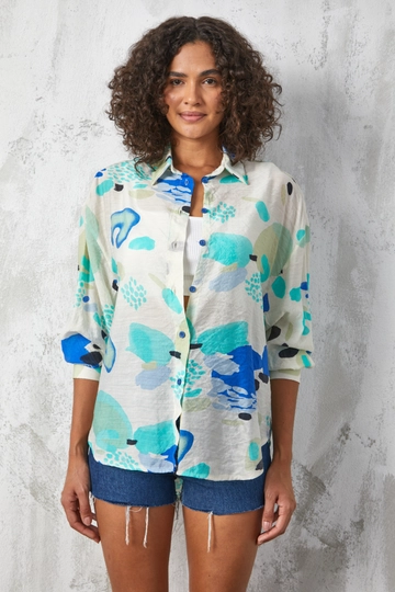 Ein Bekleidungsmodell aus dem Großhandel trägt  Blaues  Gemustertes Oversize-Hemd Aus Mangostoff
, türkischer Großhandel Hemd von First Angels