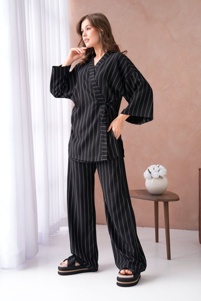First Angels Zwarte Kimono Met Strik Aan De Zijkanten En Broek Met Zelfpatroon Set Van Onder/top 29059 Groothandel Kleding Casual