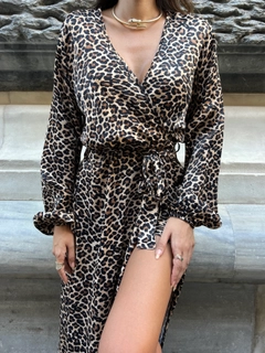 Ένα μοντέλο χονδρικής πώλησης ρούχων φοράει fan10032-leopard-double-breasted-satin-dress, τούρκικο Φόρεμα χονδρικής πώλησης από First Angels