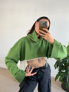 Bir model, First Angels toptan giyim markasının fan10056-crop-sweatshirt-with-castle-green-accessories toptan Crop Top ürününü sergiliyor.