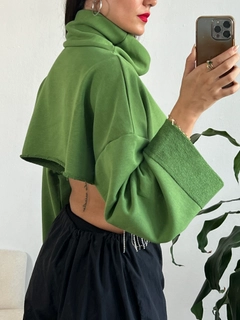 Veleprodajni model oblačil nosi fan10056-crop-sweatshirt-with-castle-green-accessories, turška veleprodaja Crop Top od First Angels