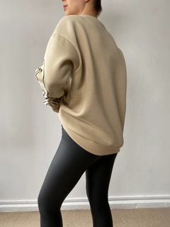 A wholesale clothing model wears fan10088-sand-beige-printed-oversize-sweatshirt, Turkish wholesale Sweatshirt of First Angels