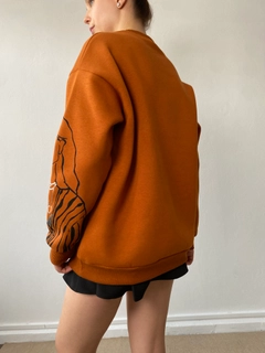 A wholesale clothing model wears fan10089-caramel-printed-oversize-sweatshirt, Turkish wholesale Sweatshirt of First Angels