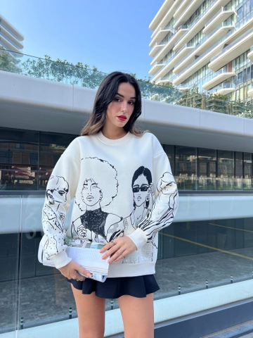 A wholesale clothing model wears  Polar White Printed Oversize Sweatshirt
, Turkish wholesale Sweatshirt of First Angels