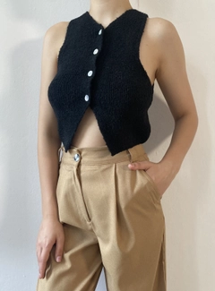 Una modella di abbigliamento all'ingrosso indossa fan10168-black-buket-lycra-knitwear-vest, vendita all'ingrosso turca di Veste di First Angels