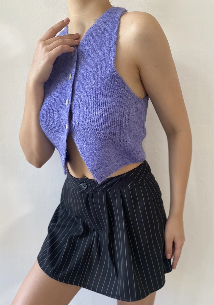 Bir model, First Angels toptan giyim markasının fan10170-lilac-boucle-lycra-knitwear-vest toptan Yelek ürününü sergiliyor.